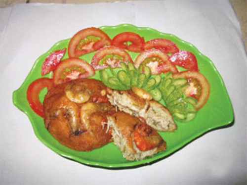 Bánh giá. Nguyên liệu chính để làm bánh là giá. Bánh có vị béo của dầu, của thịt hòa lẫn với vị ngọt của tôm, thanh mát của giá sống, củ sắn, cái đậm đà của chén nước mắm tỏi ớt và tươi xanh của rau sống.