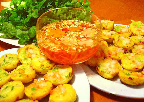 Thêm một ít bột nghệ để bánh có màu vàng đẹp. Hành lá băm nhỏ và tiêu xay nhuyễn quậy đều cho bột bánh thơm ngon. Nhân bánh thường là nhân tôm. Mỡ chiên dùng loại mỡ lợn đã phi hành cùng lá hẹ. Ngoài loại nhân mặn, còn có dạng bánh khọt nước cốt dừa thơm ngon và béo ngậy.