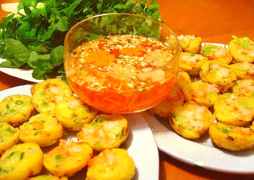 Thêm một ít bột nghệ để bánh có màu vàng đẹp. Hành lá băm nhỏ và tiêu xay nhuyễn quậy đều cho bột bánh thơm ngon. Nhân bánh thường là nhân tôm. Mỡ chiên dùng loại mỡ lợn đã phi hành cùng lá hẹ. Ngoài loại nhân mặn, còn có dạng bánh khọt nước cốt dừa thơm ngon và béo ngậy.