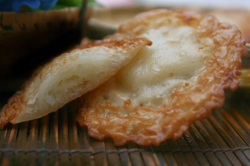  Khi phần bột giữa chín phồng lên, viền bánh cong lại, rám vàng, bánh có hình chiếc nón úp ngược thì vớt ra, xếp bánh lên khăn giấy cho thấm bớt dầu, rồi bày ra đĩa. Loại bánh này được ăn ngay khi còn nóng để thưởng thức trọn vẹn vị giòn ngọt vốn có.