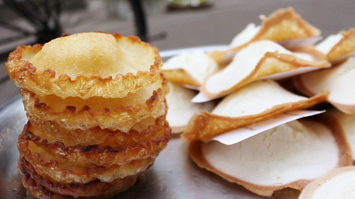 Tai yến. Bánh có hình dáng bên ngoài giống như tổ chim yến. Nguyên liệu chủ yếu bao gồm đường, bột gạo, một ít bột năng, nước cốt dừa trộn chung và ủ khoảng 4 giờ. Từng thìa bột được cho vào chảo dầu nóng.