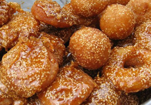 Sau khi chiên xong, bánh để nguội trước khi rưới lên bên ngoài một lớp mật. Bánh có màu vàng rượm, óng ánh của mật, mềm dẻo bên trong, có cái bùi bùi của đậu xanh. 