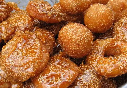 Sau khi chiên xong, bánh để nguội trước khi rưới lên bên ngoài một lớp mật. Bánh có màu vàng rượm, óng ánh của mật, mềm dẻo bên trong, có cái bùi bùi của đậu xanh. 