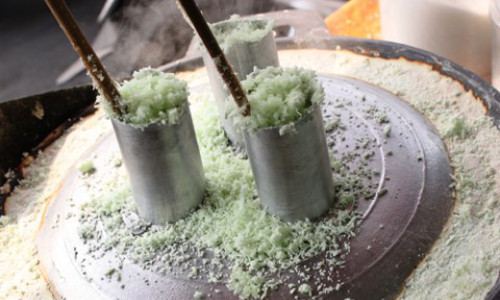 Bánh ống. Bột bánh ống được làm từ nguyên liệu chính là khoai mì và bột gạo. Hai loại bột này được trộn đều tơi, xốp. Khi ăn, cho bột vào khuôn, đợi bánh chín (3-5 phút) lấy ra và đặt trên một chiếc lá chuối,