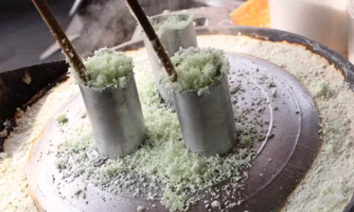 Bánh ống. Bột bánh ống được làm từ nguyên liệu chính là khoai mì và bột gạo. Hai loại bột này được trộn đều tơi, xốp. Khi ăn, cho bột vào khuôn, đợi bánh chín (3-5 phút) lấy ra và đặt trên một chiếc lá chuối,