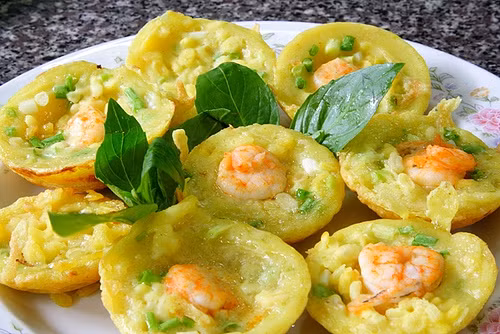 Bánh khọt. Bột bánh gồm gạo xay bột ướt, gạo nấu thành cơm và làm bún để nguội rồi xay đặc. Bột sau khi xay, nêm các loại gia vị như muối, đường, bột ngọt. Đánh trứng gà trộn đều vào bột cho bánh có độ xốp. Nước cốt dừa quấy đều cho bột có độ béo. 