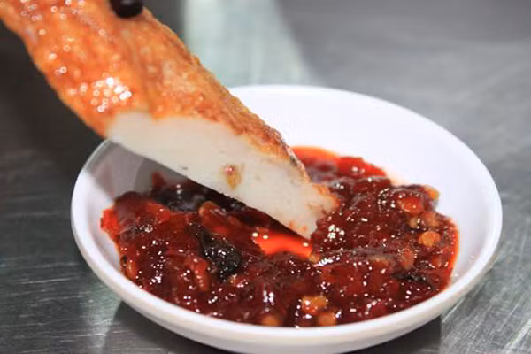  Cách làm mắm nhum không hẳn là quá khó đối với những bà nội trợ hành nghề, nhưng để đánh bắt được loại nhum ngon thì rất khó. Đầu tiên, sẽ nạo tuột nhum, ướp chung với mắm rồi đem ủ trong bếp tro hoặc phơi nắng để nhum mau chín. Chỉ vậy thôi mà mắm nhum lại có vị béo ngậy đặc biệt, dùng để chấm với bánh tráng cuốn thịt thì hết í. Màu đỏ sền sệt, sóng sánh của nhum khiến thực khách chưa ăn đã tướt nước bọt ra rồi. 