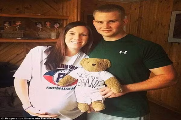 3. Bố mẹ đưa con đi du lịch từ trước khi chào đời vì biết em bé sẽ không sống được. Vào tuần thứ 13 khi mang thai, bác sỹ chẩn đoán, bé Shane chỉ sống được khoảng 2-3 giờ hoặc nhiều nhất là 2-3 ngày sau khi chào đời. Cặp vợ chồng Jenna Gassew và Dan Haley đã vô cùng đau khổ khi biết chuyện này. Song, họ vẫn quyết định giữ lại cái thai và trong suốt 6 tháng còn lại bên con, cặp vợ chồng đã dẫn con đi du lịch ở nhiều nơi để cùng ghi lại khoảnh khắc gia đình hạnh phúc qua những bức ảnh.