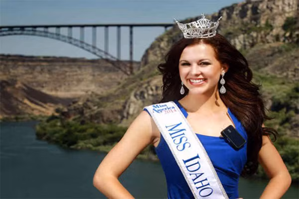  5. Hoa hậu Idaho Sierra Sandison tự hào đeo bơm insulin trong cuộc thi sắc đẹp. Đó là trường hợp của cô gái 20 tuổi, Sierra Sanderson, hoa hậu bang Idaho, Mỹ. Sierra là bệnh nhân tiểu đường nặng và phải đeo bơm insulin. Trải qua những ngày suy nghĩ tiêu cực, dần dần, Sandison đã lấy lại thăng bằng và cô biết cách phải vượt qua khó khăn, bệnh tật như thế nào. 