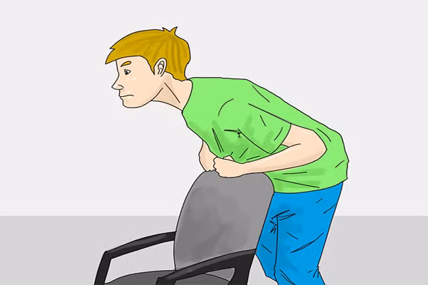 Nếu người bị nghẹn chỉ ở một mình, không có người trợ giúp nên bình tĩnh đối mặt với cơn nghẹn. Nắm chặt hai tay vòng trước ngực và tự đấm vào vùng dưới ngực. Nhìn xem nếu có chiếc ghế nào gần đó thì cúi gập bụng theo thành ghế để thức ăn có thể dâng lên cổ và khí có đường lưu thông.