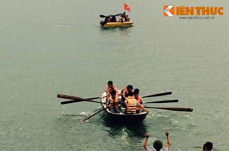 Cuộc đua không chỉ tạo không khí vui tươi, hào hứng của các sĩ quan Hải quân tương lai tham gia đua tài trên biển, mà còn vang dậy tiếng reo hò cổ vũ của khán giả trên bờ.