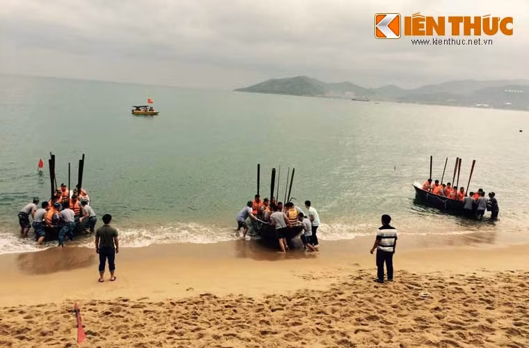 Tổng cộng có 6 đội tham gia với thành phần gồm các học viên sĩ quan Hải quân Việt Nam. Trong ảnh, đội hỗ trợ đang giúp các xuồng rời bờ biển.