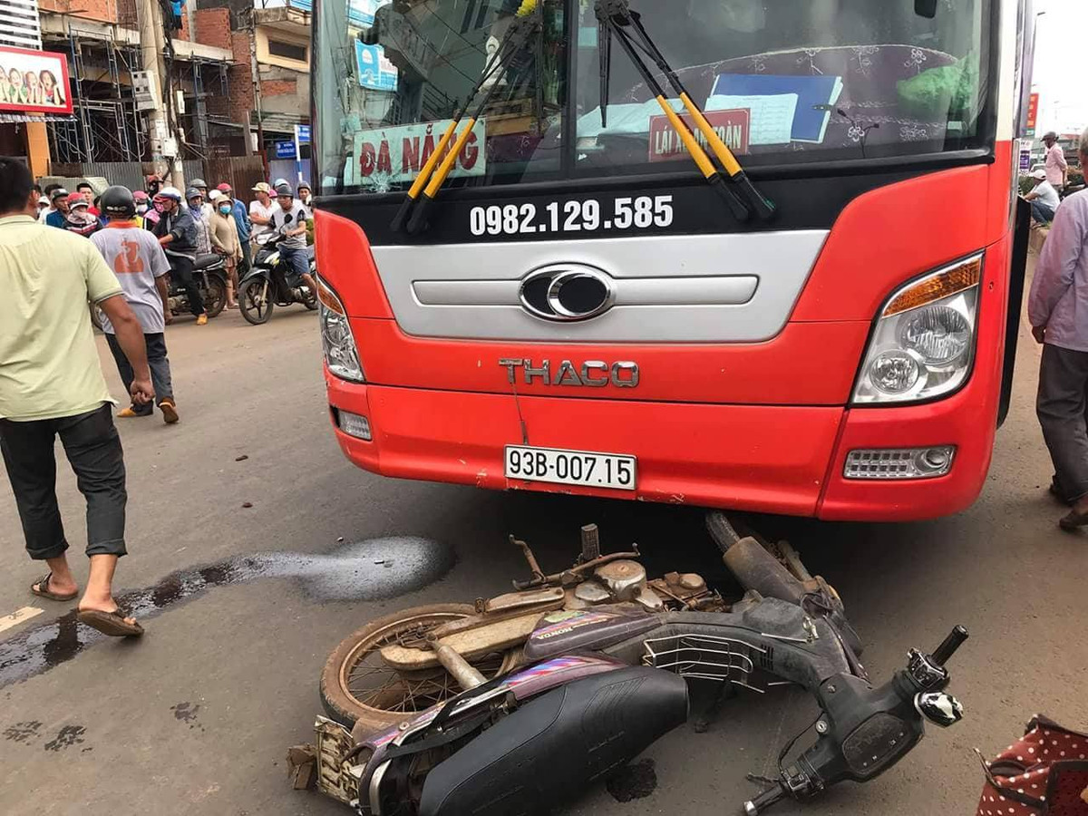 Bat ngo qua duong, nguoi dan ong bi xe khach keo le 10m