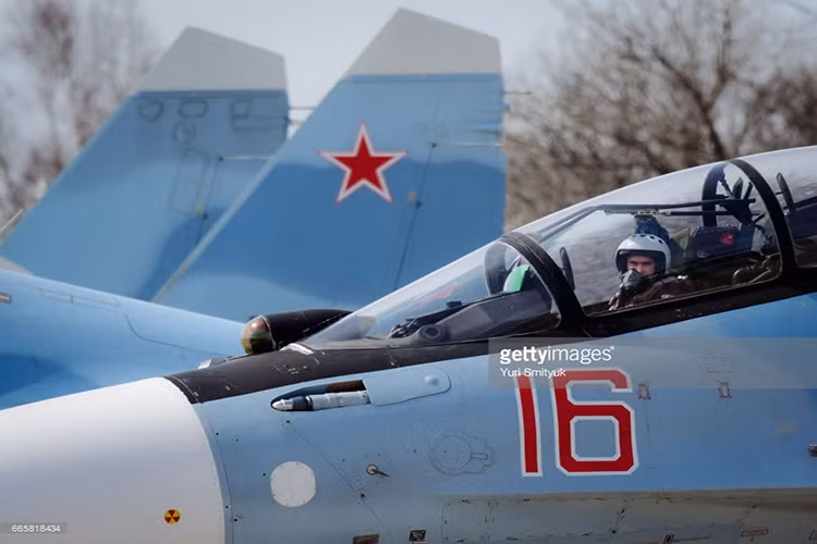 Trong trường hợp Việt Nam mua lại cả 4 chiếc Su-30M2 thuộc lô đầu thì đây sẽ là phương án mang lại lợi ích cho cả 2 bên. Phía Nga sẽ có tiền để đầu tư cho Su-30SM hay Su-35S, còn chúng ta sẽ có thêm chiến đấu cơ hiện đại vừa để bù đắp số lượng thiếu hụt, vừa để làm đội hình dự bị phòng khi có chiếc nào phải đưa vào dây chuyền bảo dưỡng kỹ thuật. Nguồn ảnh: Getty Images.