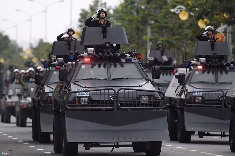 Xe có thân và kính chống đạn chống mìn, gầu xúc phía trước dễ dàng thu dọn chướng ngại vật lớn. Xe chở được 10 chiến sĩ, đạt vận tốc tối đa trên đường bằng phẳng 100km/h, có hệ thống phóng lựu đạn khói, xung quanh xe có vị trí lắp súng trung liên, các lỗ súng giúp chiến sĩ dễ dàng điều khiển, ngắm bắn mục tiêu.