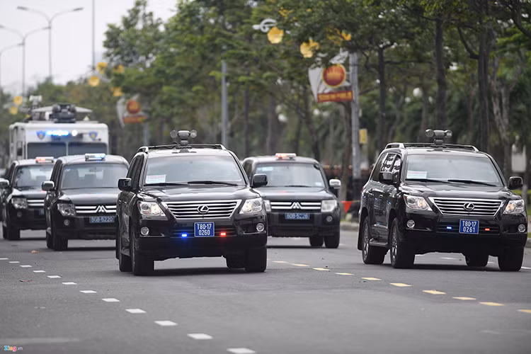Đi sau CSGT là đoàn xe chỉ huy các lực lượng bảo vệ APEC, hai chiếc đi đầu là xe đặc chủng được đặt hàng đặc biệt với khả năng chống đạn.
