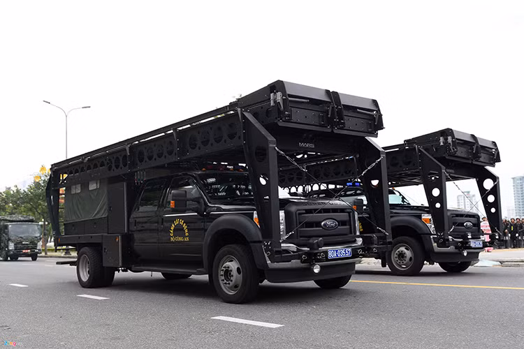 Ford F550 Super Duty được lắp hệ thống giáp bọc thép cấp độ B6, có thể phóng thang đôi với độ vươn 7,6 m tác chiến nhanh phục vụ công tác chống khủng bố tại sân bay, bến cảng, cao ốc. Xe nặng hơn 8 tấn, dài 7,2 m, có thể chở được 5 người trong cabin, 10 chiến sĩ trên nóc xe và thùng sau. Xe được trang bị động cơ mạnh, đạt tốc độ 90 km/h.