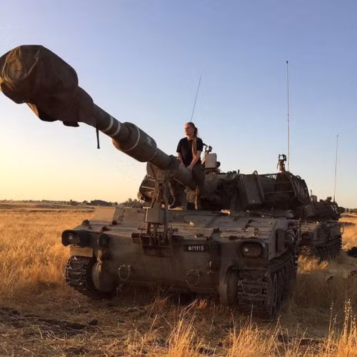 Kể từ đó, phụ nữ Israel bắt đầu tham gia vào công tác hỗ trợ chiến đấu và trực tiếp chiến đấu ở một số lực lượng, trong đó có pháo binh, bộ binh và lực lượng tăng thiết giáp. (Ảnh: Girls Defense)