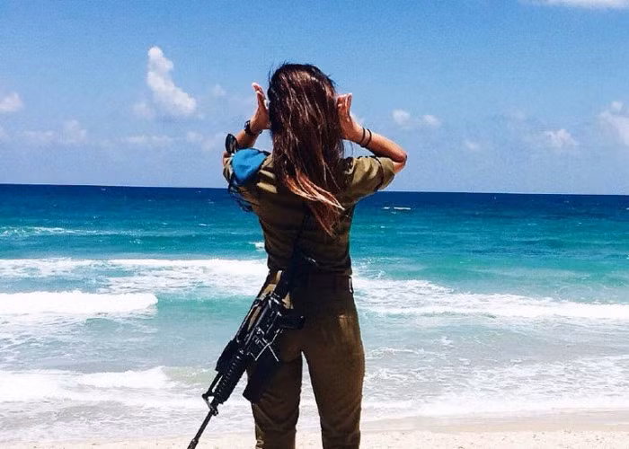 Khi đó, phần lớn phụ nữ trong Lực lượng phòng vệ Israel làm thư ký, trợ giảng, y tá, nhân viên văn phòng và nhân viên tổng đài. (Ảnh: Girls Defense)