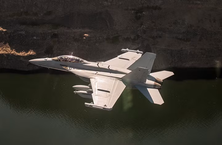 EA-18G cũng sẽ sử dụng hệ thống Xóa bỏ gây nhiễu INCANS, hệ thống này cho phép truyền thông tin bằng tiếng nói trong nội bộ, trong khi hệ thống thông tin của đối phương bị nhiễu. Ảnh: Boeing.