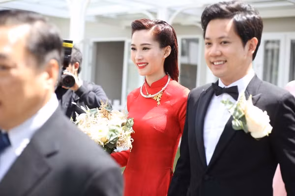 Dam cuoi "tieu ton giay muc" cua HH Viet va chong dai gia