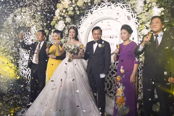 Dam cuoi "tieu ton giay muc" cua HH Viet va chong dai gia-Hinh-2