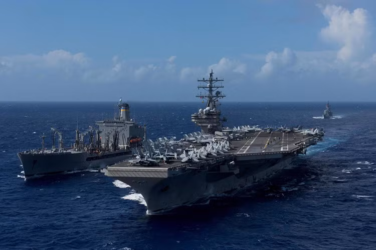Chỉ tính riêng quân số và thủy thủ đoàn trên hai tàu sân bay hạt nhân lớp Nimitz USS Theodore Roosevelt cùng USS Ronald Reagan mà Mỹ sẽ và đang triển khai tại Bán đảo Triều Tiên đã lên tới hơn 10.000 người, con số này chưa bao gồm biên đội tàu chiến đi cùng chúng. Nguồn ảnh: The Japan Times.