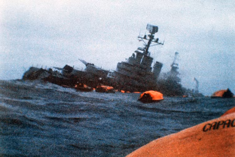 Theo Russia Beyond, vào mùa xuân năm 1982 thời điểm Chiến tranh Falklands đã diễn ra được 10 tuần, các vệ tinh do thám của Mỹ đã bí mật cung cấp những thông tin vô cùng quan trọng giúp Hải quân Hoàng gia Anh đánh chìm tuần dương hạng nhẹ của Argentina là ARA General Belgrano. Trong khi đó ở phía ngược lại, Liên Xô cùng với những hệ thống vệ tinh do thám dày đặc của mình cũng giúp Hải quân Argentina đưa không ít tàu chiến Anh xuống đáy biển Nam Đại Tây Dương. Nguồn ảnh: pixtale.net.