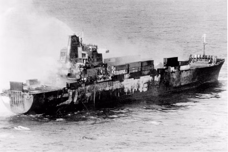 Trong cuốn sách của Briliov có sự so sánh về thời gian diễn ra các sự kiện chính của cuộc xung đột và các hoạt động tình báo của Liên Xô tại Falkland. Ông này cho rằng tàu Atlantic Conveyor, một tàu buôn của Anh được sử dụng như một tàu sân bay và đổ bộ cũng là một nạn nhân khác của liên minh Liên Xô - Argentina. Nguồn ảnh: fourfax.co.uk.