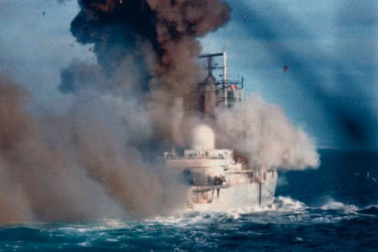 Theo các nhà sử học Nga, các thông tin tình báo được cung cấp bởi vệ tinh do thám Liên Xô đã giúp phi đội chiến đấu cơ A-4 Skyhawks của Argentina đánh chìm tàu HMS Coventry cùng 19 thủy thủ đoàn của biên đội tàu chiến Hải quân Hoàng gia Anh đang tham chiến tại Falkland vào ngày 25/5/1982, khiến London mất 37 triệu bảng trong chưa đầy 30 phút. Trong ảnh là khoảnh khắc HMS Coventry trúng đạn tên lửa từ chiến đấu cơ Argentina. Nguồn ảnh: coventrytelegraph.net