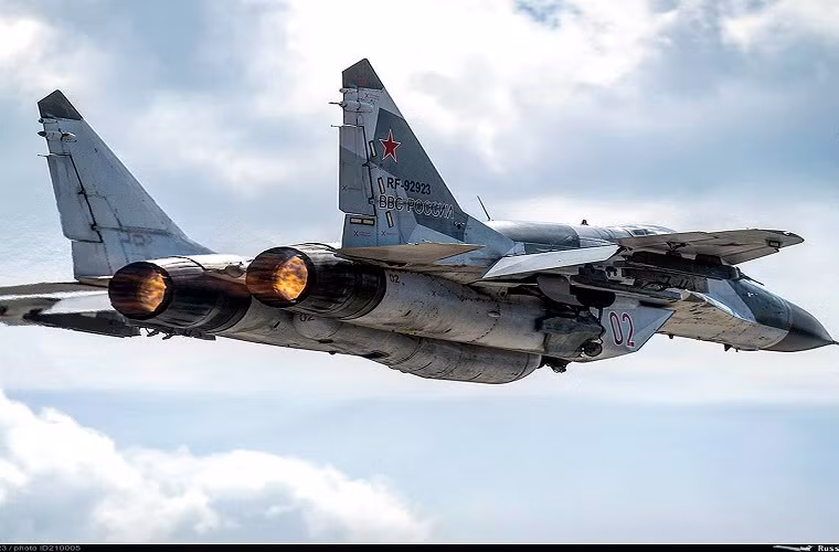 Tiêm kích đa năng MiG-29SMT là biến thể mới nhất và hiện đại nhất của dòng tiêm kích huyền thoại MiG-29 của Nga, nhưng Không quân Nga lại trang bị khá hạn chế loại máy bay này. Xét về khả năng mang vác vũ khí MiG-29SMT có phần kém cạnh hơn Su-24M2 khi chỉ có thể mang theo 4 tấn vũ khí các loại và số lượng vũ khí tấn công mặt đất cũng hạn chế. Nguồn ảnh: Pinterest.