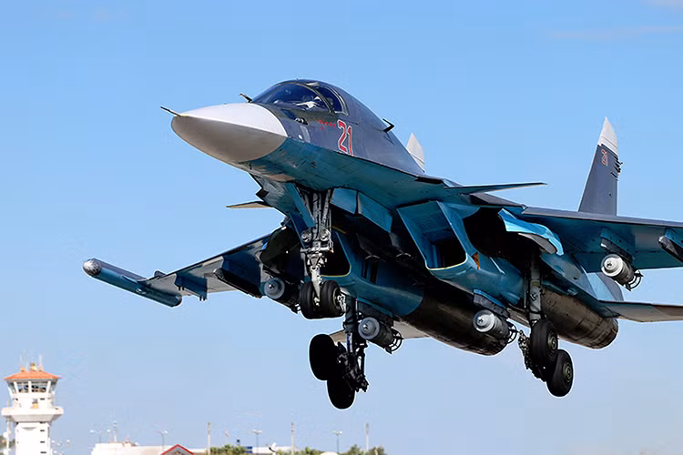 Sukhoi Su-34 là dòng tiêm kích bom hiện đại bậc nhất thế giới hiện nay được Không quân Nga đưa vào trang bị từ năm 2014. Với thiết kế đặc biệt của mình một chiếc Su-34 có thể mang theo đến 12 tấn vũ khí các loại với 12 giá treo vũ khí hổ trợ tác chiến đa năng nhưng vẫn thiên về khả năng tấn công mặt đất nhiều hơn. Nguồn ảnh: Medium.