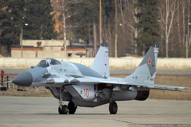 Tuy nhiên có một vấn đề là quân số MiG-29SMT của Không quân Nga lại quá ít chỉ vỏn vẹn 28 chiếc, và nếu điều động 10 chiếc qua Syria thì ở Nga số MiG-29SMT chỉ đủ để phân bổ cho một vài đơn vị. Nên khả năng MiG-29SMT được lựa chọn là khá thấp nhưng vẫn có thể xảy ra. Nguồn ảnh: Toad Design.