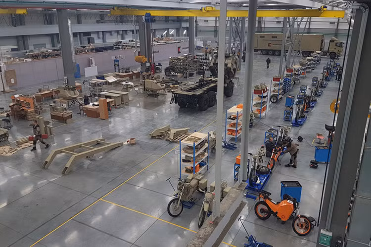 Theo đó, Tập đoàn Kalashnikov của Nga đang đưa vào vận hành dây chuyền sản xuất dòng xe moto điện IZh do dành riêng cho lực lượng vũ trang và an ninh nội địa của Nga, đây cũng là mẫu xe moto điện đầu tiên do Kalashnikov thiết kế và chế tạo. Nguồn ảnh: Kalashnikov.