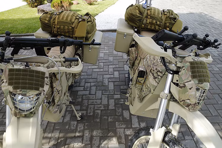 Hình ảnh IZh khi nhìn từ phía trước, phần đầu xe được đánh giá khá nhỏ với cụm đèn pha vừa đủ dùng. Nguồn ảnh: Kalashnikov.