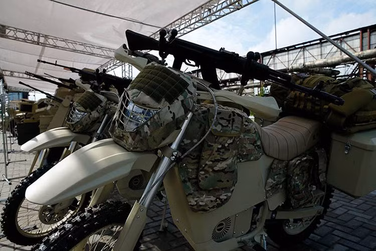 Với thiết kế cơ bản của mình, IZh cho phép người sử dụng có thể mang theo hơn 100kg hành lý, phía sau đuôi xe còn có sẵn hai thùng đựng đồ mở rộng, thậm chí phía trước tay lái của IZh có sẵn cả giá để gắn súng trường tấn công khá thuận tiện. Nguồn ảnh: Kalashnikov.