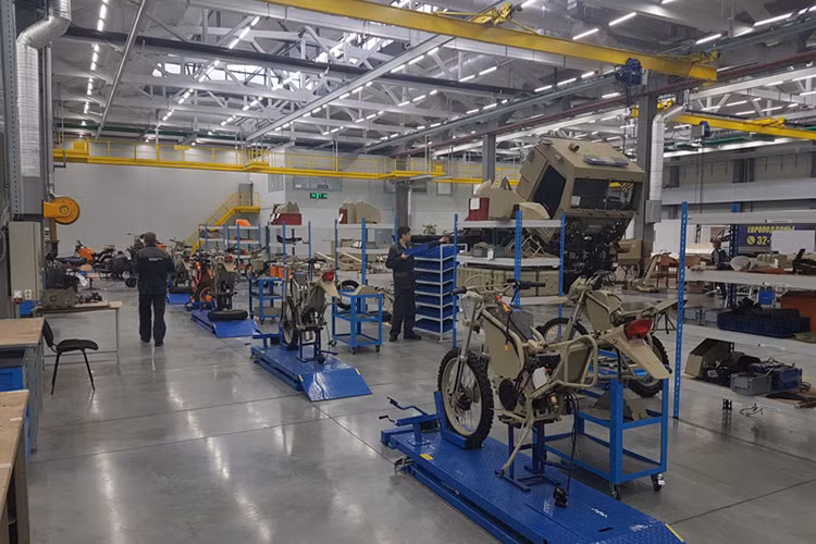 Theo đại diện của Kalashnikov, việc IZh sử dụng động cơ điện cho phép chiếc xe này hoạt động gần như không có tiếng ồn hoặc độ ồn thấp hơn hẳn so với các mẫu xe moto vượt địa hình chạy xăng thông thường. Bên cạnh đó nó còn hỗ trợ rất nhiều công nghệ cho phép người lái có thể vận hành xe trên nhiều loại địa hình khác nhau kể cả trong điều kiện đêm tối. Nguồn ảnh: Kalashnikov.