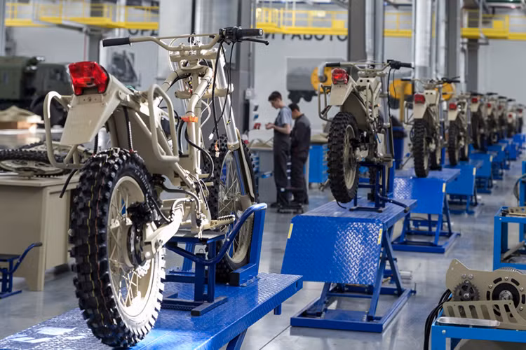 Ở đây ta có thể thấy phần khung của IZh có thiết kế khá đơn giản không quá phức tạp, xe được trang bị hệ thống phụt giảm xóc tương tự các dòng moto vượt địa hình phổ biến trên thị trường hiện tại. Trọng lượng của xe nhiều khả năng là hơn 100kg với chiều dài trung bình là 2 mét. Nguồn ảnh: Kalashnikov.