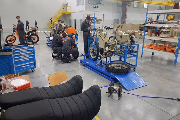 Do chỉ được sản xuất với số lượng hạn chế dây chuyền sản xuất IZh ở Kalashnikov được thực hiện hoàn toàn thủ công và hầu hết các chi tiết cấu thành chiếc xe này đều đã được sản xuất sẵn chỉ cần lắp ráp lại. Nguồn ảnh: Kalashnikov.