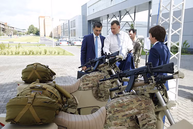 Khách tham quan trụ sở của Kalashnikov ngắm hai chiếc IZh được đặt ngay trước cổng ra vào của tập đoàn này trong một triển lãm. Nguồn ảnh: Kalashnikov.