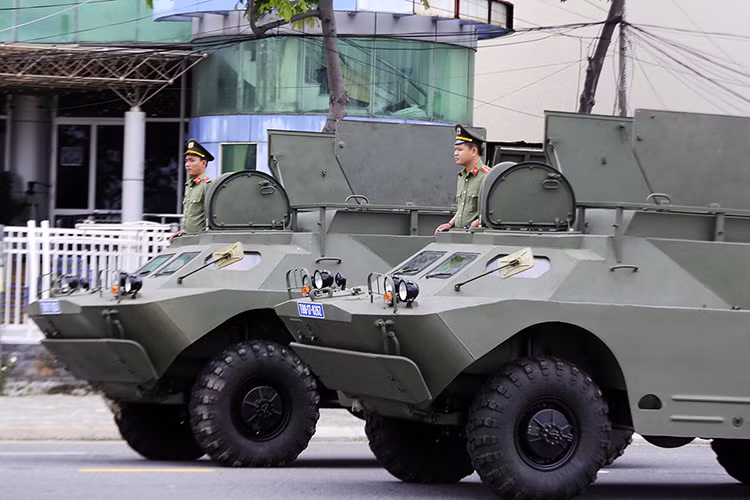 Theo đó tháp pháo trang bị súng máy 14,5 mm KPVT trên BRDM-2 được loại bỏ thay vào đó là hệ thống cơ mở cơ động hơn, hệ thống kính chặn gió với thiết kế ô cửa sập của xe cũng được thay thế bằng kính chống đạn chạy dọc xung quanh buồng lái cho lái xe có tầm quan sát tốt hơn biến thể cũ. Nguồn ảnh: Vnexpress.