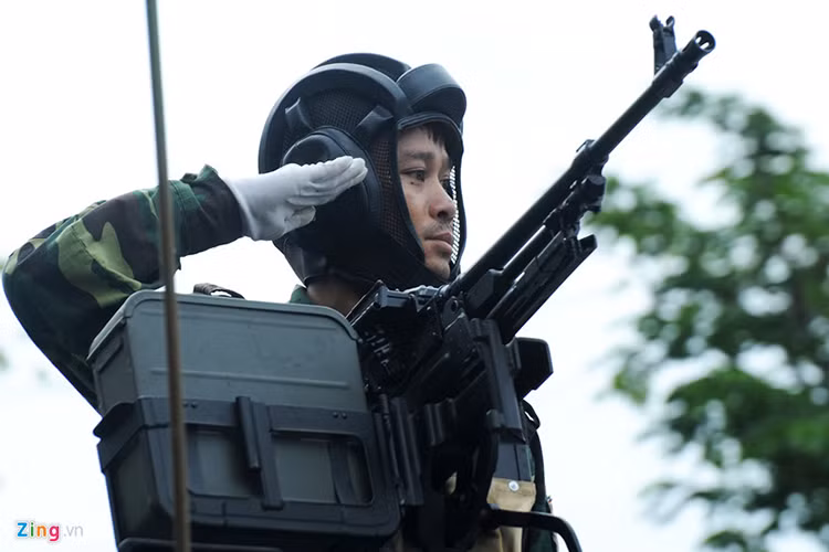 Do thiên về khả năng chở quân BTR-152 chỉ được trang bị một súng máy 7.62mm PKM có tầm bắn hiệu quả 1.500m với tốc độ bắn khoảng 800 viên/phút. Ngoài ra binh sĩ ngồi bên trong xe cũng có thể sử dụng súng bắn ra ngoài nhờ vào các lỗ châu mai xung quanh thân xe. Nguồn ảnh: Zing.vn.