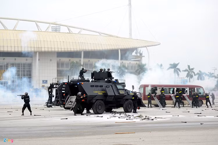 Với không gian bên trong khá lớn Shinjeong S5 có thể chở theo tối đa 12 binh sĩ kể cả kíp chiến đấu hai người. Xe được trang bị một động cơ có công suất 225 mã lực với vận tốc di chuyển tối đa lên đến 105km/h, điểm đặc biệt là bánh xe của Shinjeong S5 khi bị trúng đạn vẫn có thể chạy được với vận tốc trung bình khoảng 60km/h. Nguồn ảnh: Zing.vn.