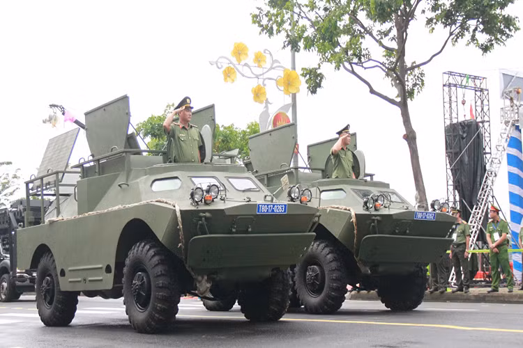 Một đại diện khác đến từ Bộ Công An tham gia bảo vệ APEC-2017 là một biến thể cải tiến của xe trinh sát bọc thép BRDM-2 vốn được trang bị cho các đơn vị tăng thiết giáp Việt Nam. Tuy nhiên để phù hợp với nhiệm vụ bảo vệ an ninh và tác chiến chống khủng bố xe đã được sửa đổi về mặt thiết kế. Nguồn ảnh: Tuoitre.vn