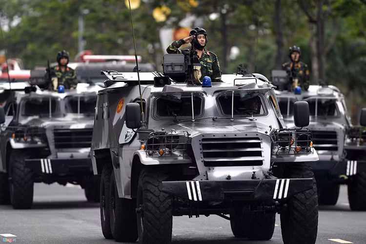 Đại diện của Bộ Quốc phòng tham gia bảo vệ APEC-2017 là các xe bọc thép chở quân BTR-125 một trong những phương tiện bọc thép chính của các đơn vị tăng thiết giáp Việt Nam. BTR-152 được đánh giá cao trong tác chiến cơ động, chở quân và trinh sát chiến trường. Nguồn ảnh: Zing.vn.