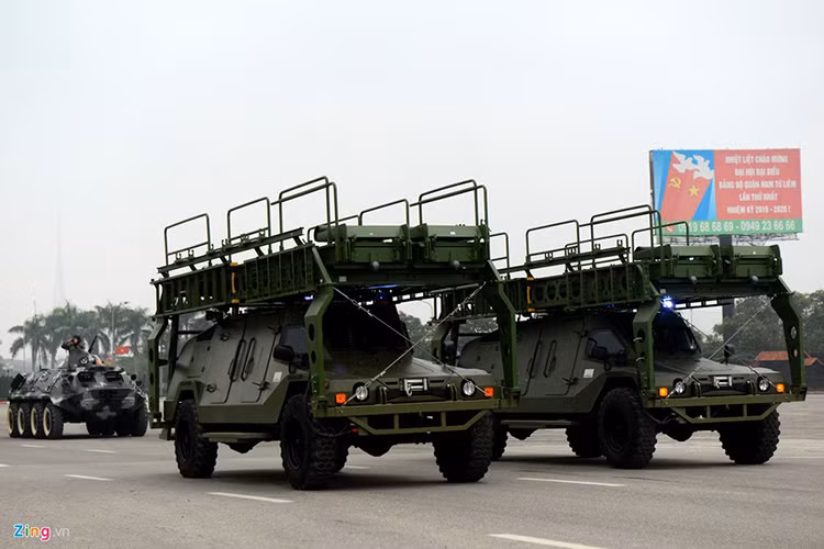 RAM-2000 có trọng lượng chiến đấu khoảng 6 tấn với chiều dài cơ sở 5.6 mét và cao 2.1 mét. Nó được bọc thép toàn bộ xung quanh thân xe với khả năng chống được các loại đạn bộ binh từ 7.62mm trở xuống kể cả đạn xuyên giáp cùng cỡ. Trong ảnh là bộ biến thể xe thang chống khủng bố của RAM-2000. Nguồn ảnh: Zing.vn.