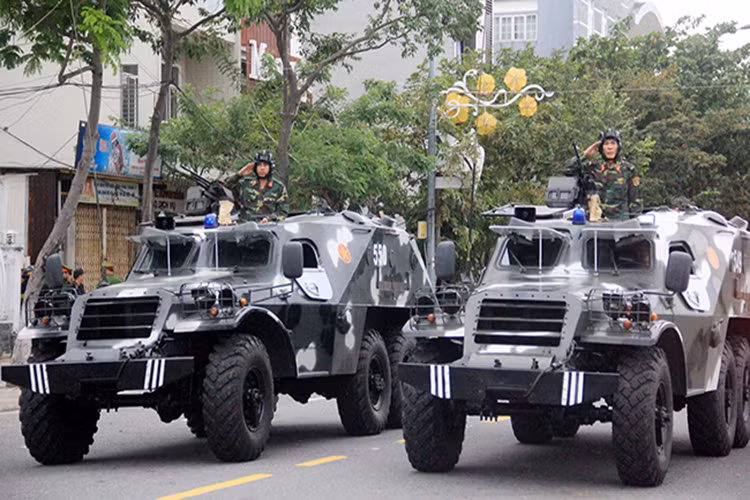 BTR-152 có trọng lượng chiến đấu gần 10 tấn, có chiều dài cơ bản 6.55m và cao hơn 2m, thân xe có khả năng chống lại được các loại đạn bộ binh 7.62mm kể cả đạn xuyên giáp nhờ vào lớp giáp dày tới 15mm. BTR-152 có khả năng chuyên chở tới 18 binh sĩ cùng kíp chiến đấu 2 người. Nguồn ảnh: Motthegioi.vn.