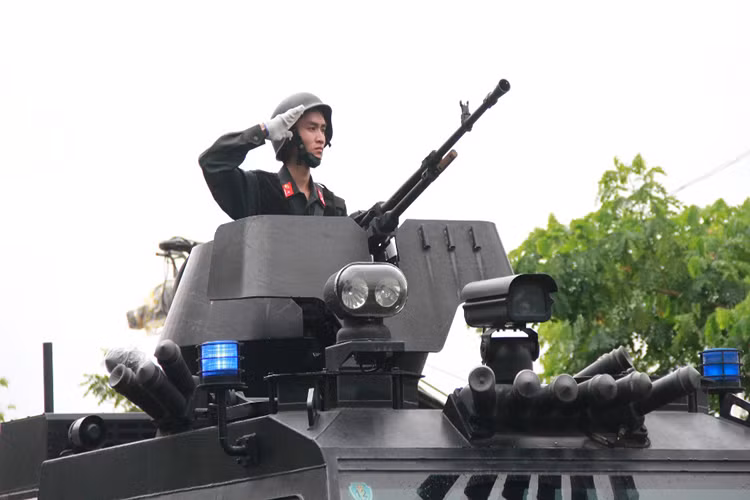 Hệ thống vũ khí chính trên Shinjeong S5 là một súng máy 12.7mm NSV có tầm bắn tối đa 2.000m với tốc độ bắn từ 700-800 viên/phút, bên cạnh đó nó còn được trang bị các ống phóng lựu đạn khói ngụy trang xung quanh thân xe. Nguồn ảnh: Tuoitre.vn