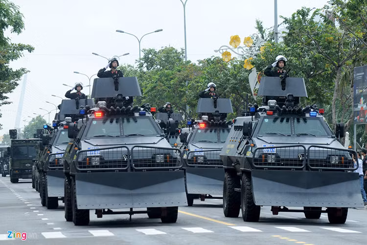 Một mẫu phương tiện chiến đấu đặc chủng khác của Bộ Công An là xe bọc thép chở quân Shinjeong S5 do công ty Shinjeong của Hàn Quốc chế tạo. Đây là mẫu phương tiện bọc thép được thiết kế dành cho các lực lượng an ninh, cảnh sát chống bạo loạn, chống khủng bố cũng như phòng vệ dân sự. Nguồn ảnh: Zing.vn.