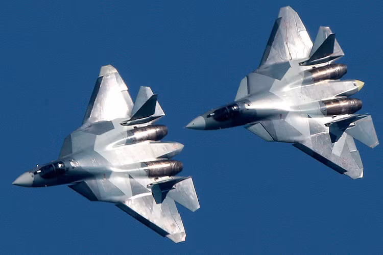 Sukhoi Su-57 là dòng chiến đấu cơ tàng hình thế hệ thứ 5 đầu tiên của Nga, nó thực hiện chuyến bay đầu tiên của mình vào năm 2010 sau hơn 8 năm phát triển dựa trên các nền tảng công nghệ hàng không tốt nhất của Nga vào thời điểm đó. Hiện tại, Nga đang có trong tay khoảng 9 nguyên mẫu Su-57 với nhiều biến thể khác nhau. Nguồn ảnh: tsargrad.tv.